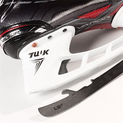 S17 Vapor X900 Ice Skate - Blade Close up (Bauer Vapor X900 Ice Hockey Skates - 2017 - Senior)