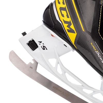  (CCM Super Tacks 9380 Ice Hockey Skates - Junior)